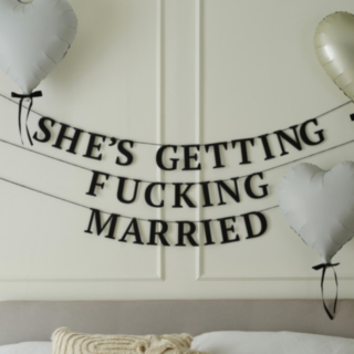 She's Getting Fucking Married Koristenauha