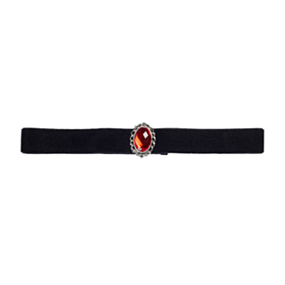 Musta choker punaisella helmellä