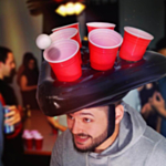Puhallettava beer pong -hattu