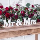 Valkoinen puinen Mr & Mrs -kyltti
