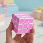 Vaaleanpunainen Rubikin Kuutio