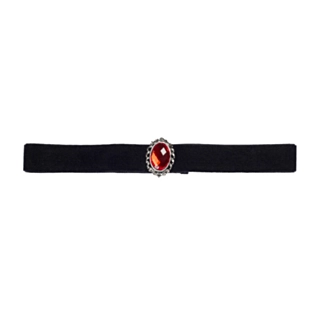Musta choker punaisella helmellä